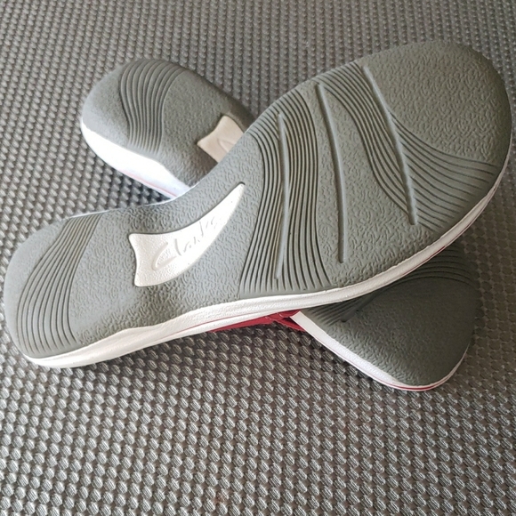 Clarks Women's Red and White Sandals - Picture 2 of 6